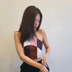 春夏的辣妹风，你还缺一件肚兜式挂脖吊带