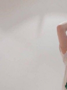闫妮晒室内随拍悠闲惬意 轻撩秀发露笑容活力满满
